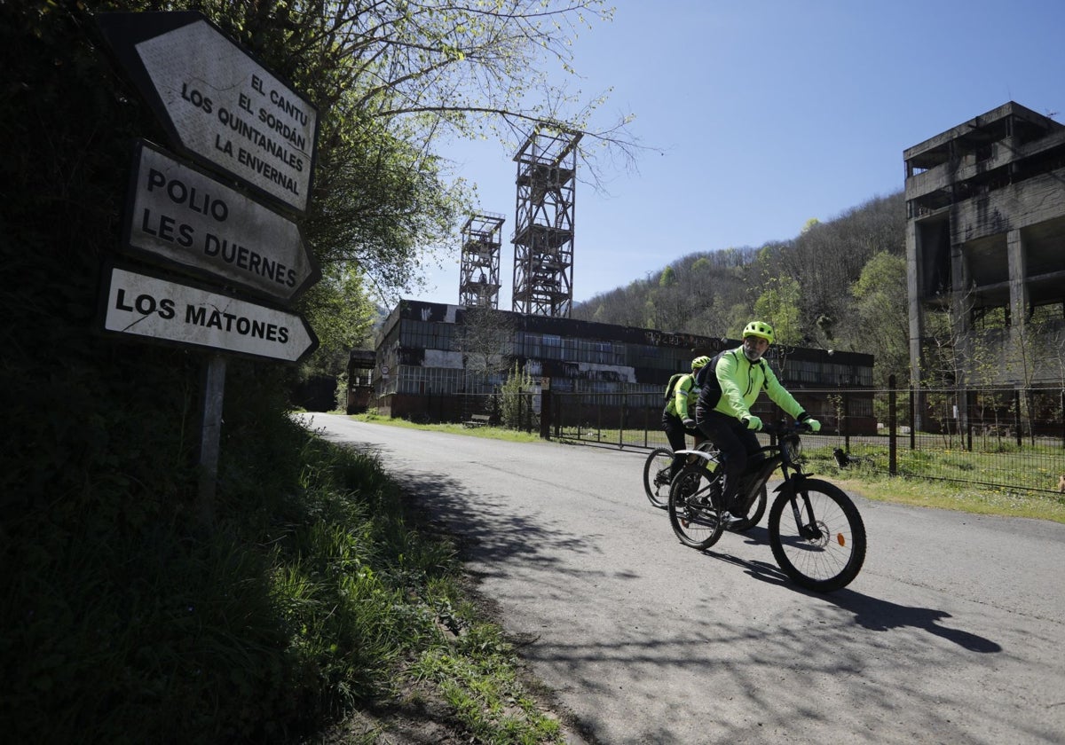 Cicloturistas por uno de los muchos entornos mineros de Mieres.
