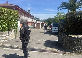 Agentes de la Policía Nacional, en la finca en la que fue encontrado el cadáver.