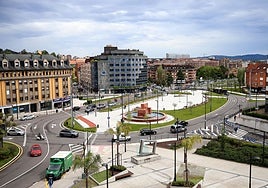 La glorieta de la Cruz Roja, uno de los puntos más transitados de Oviedo.