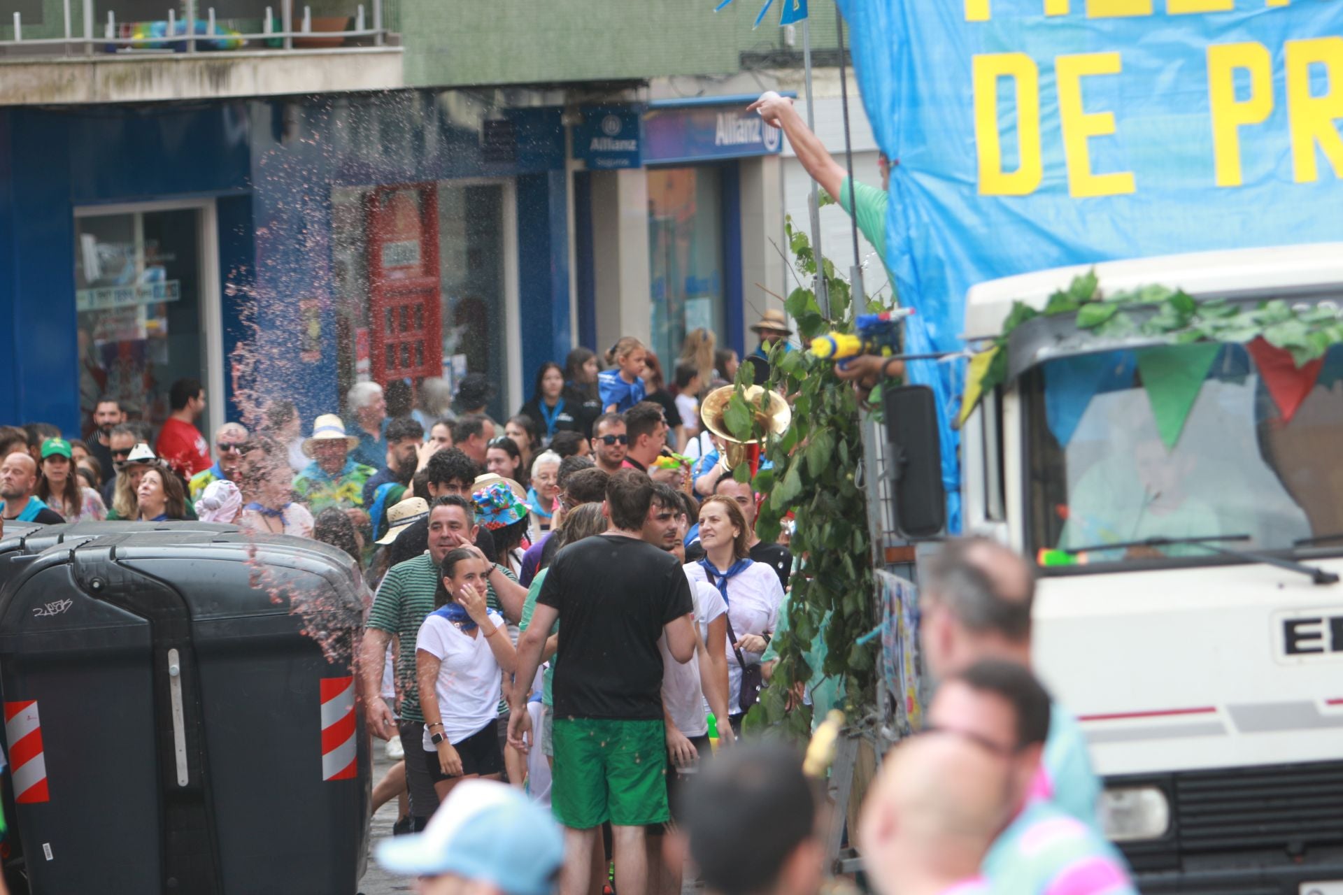 Gran mojadura en una multitudinaria folixa en Grado