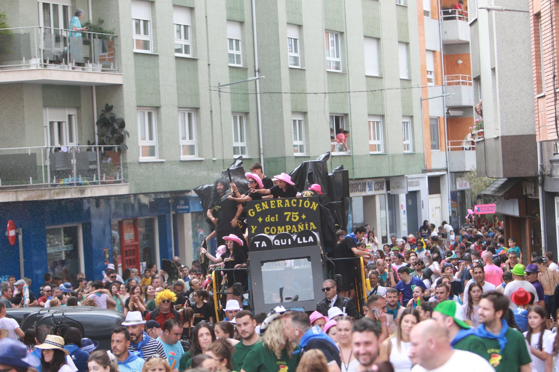 Gran mojadura en una multitudinaria folixa en Grado
