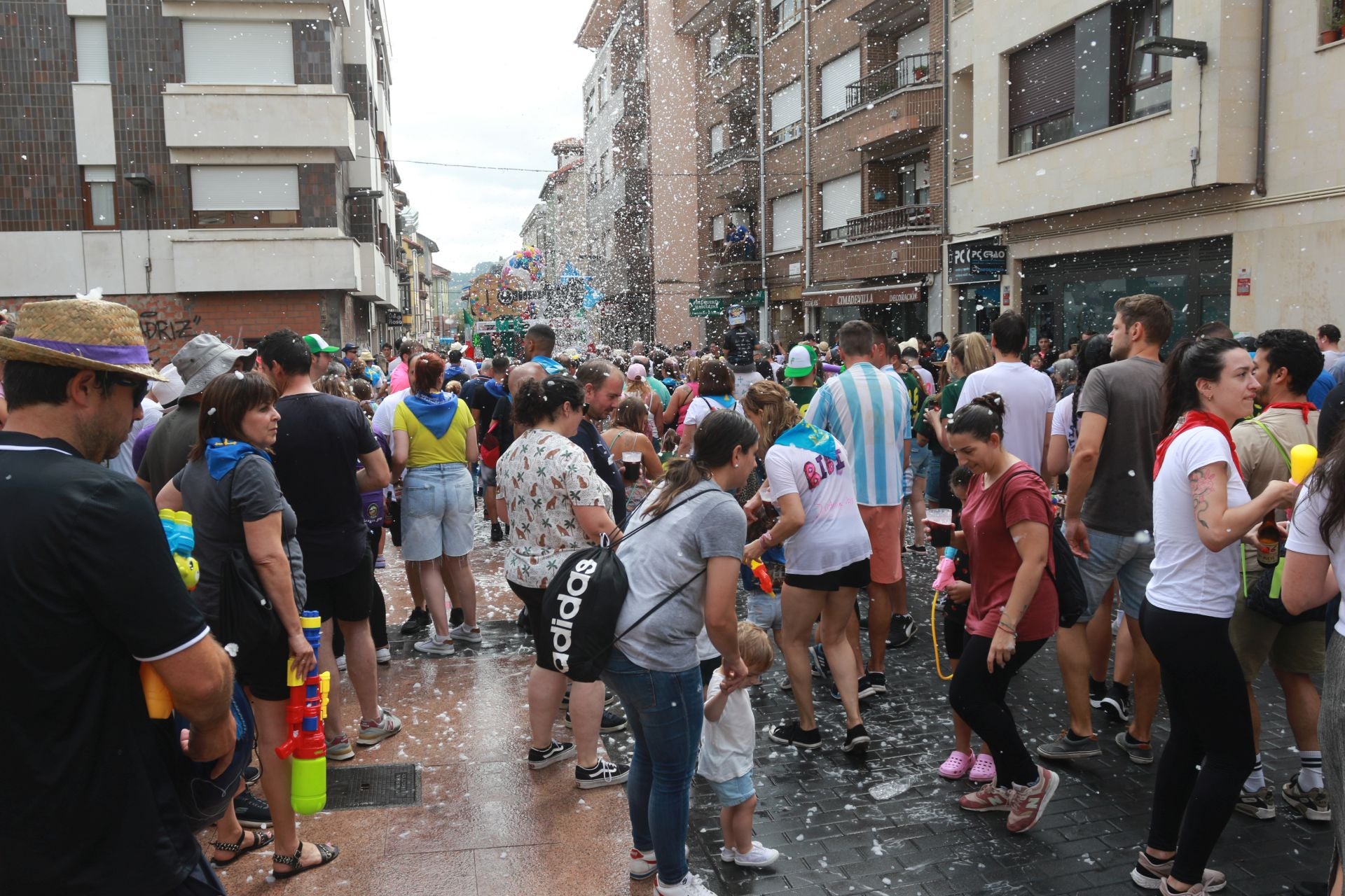 Gran mojadura en una multitudinaria folixa en Grado