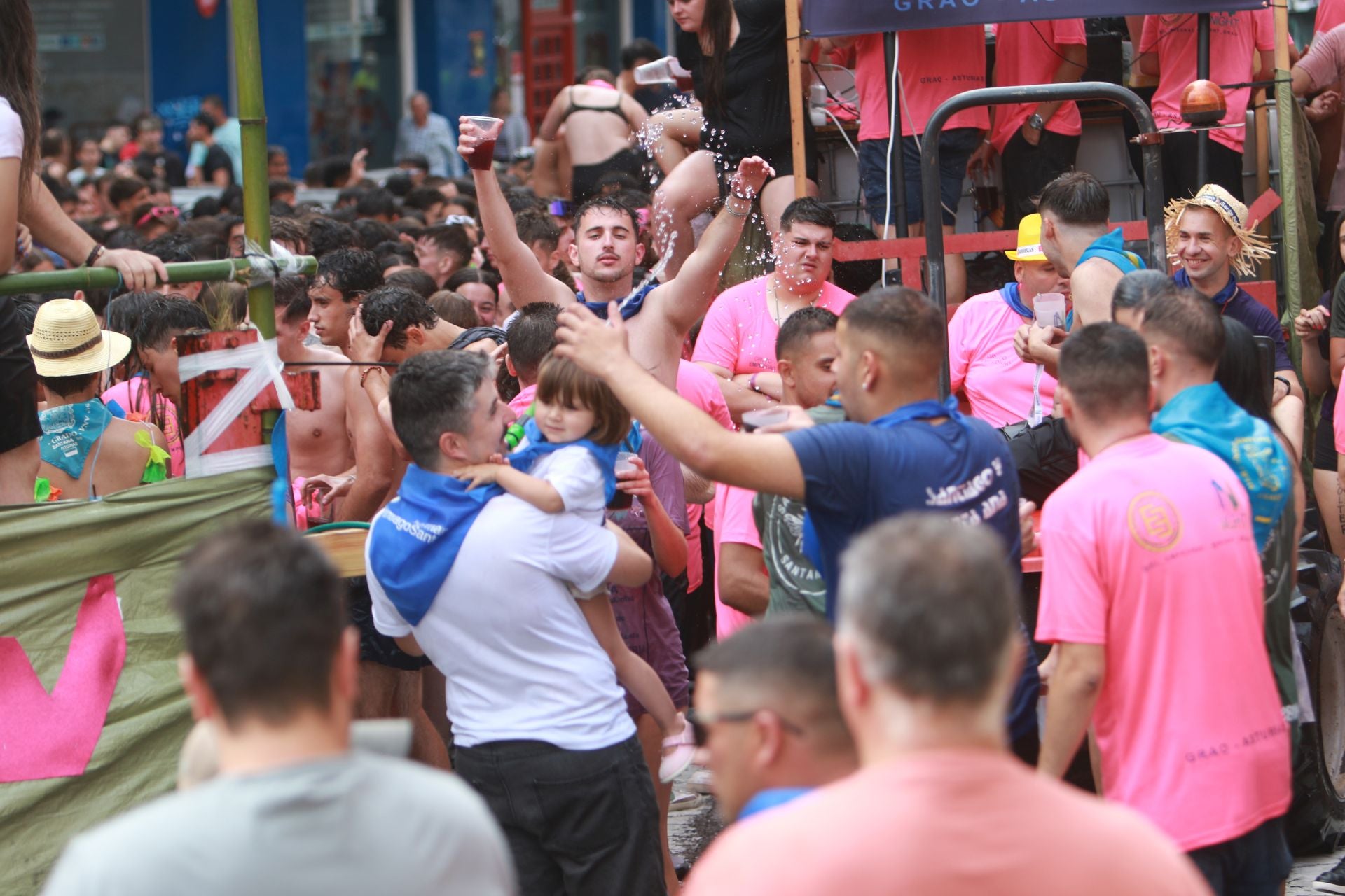 Gran mojadura en una multitudinaria folixa en Grado