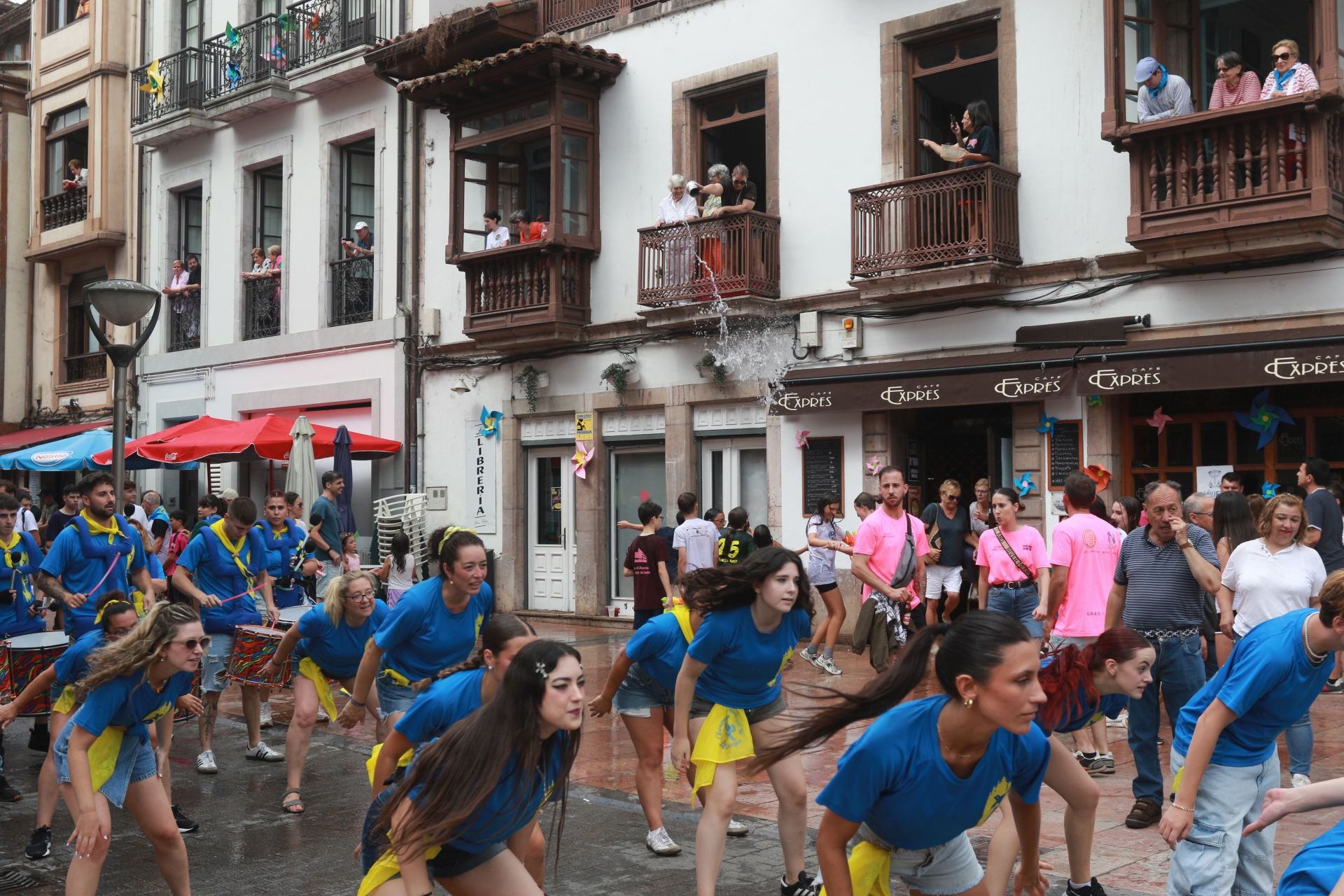 Gran mojadura en una multitudinaria folixa en Grado