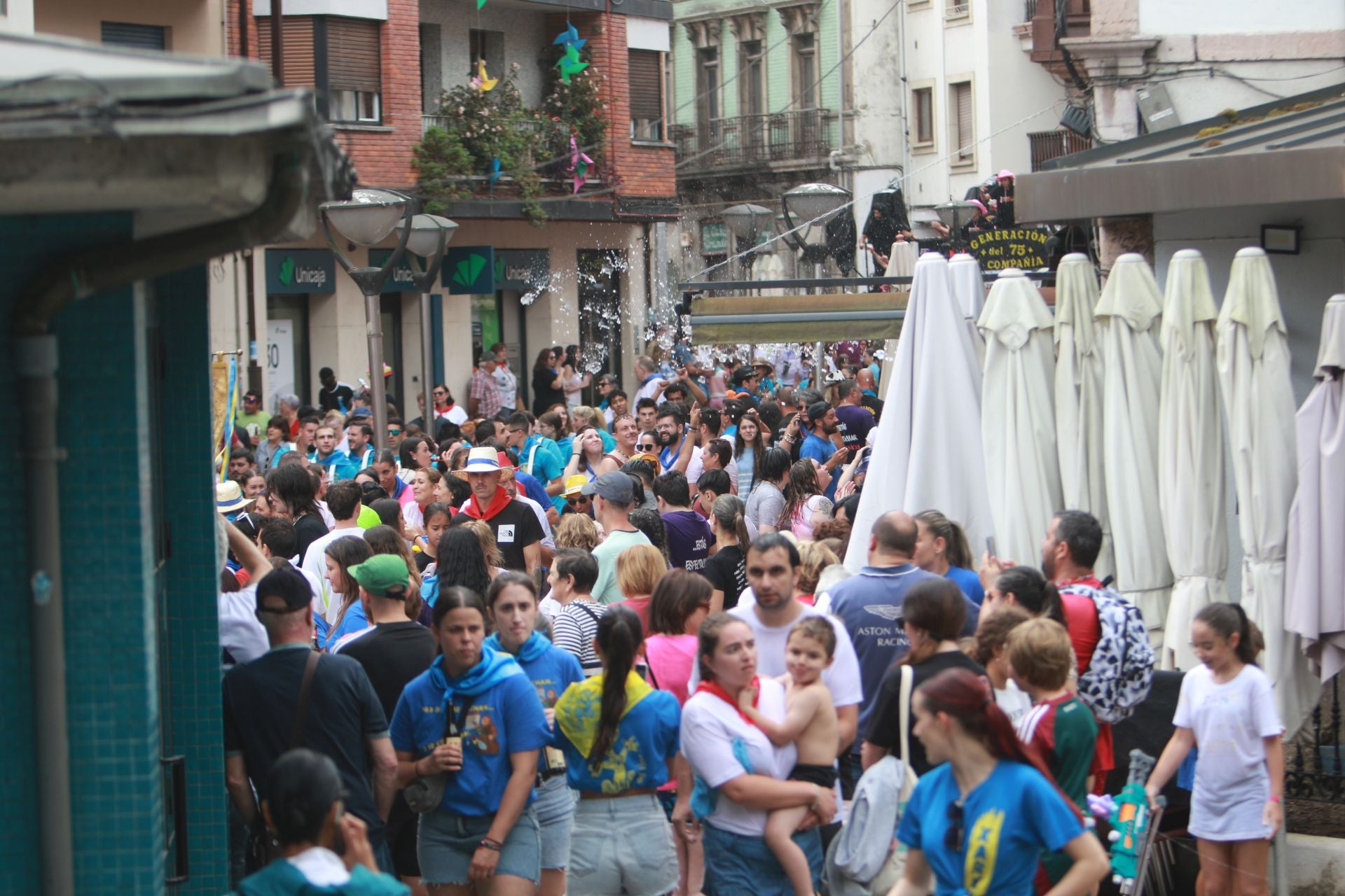 Gran mojadura en una multitudinaria folixa en Grado