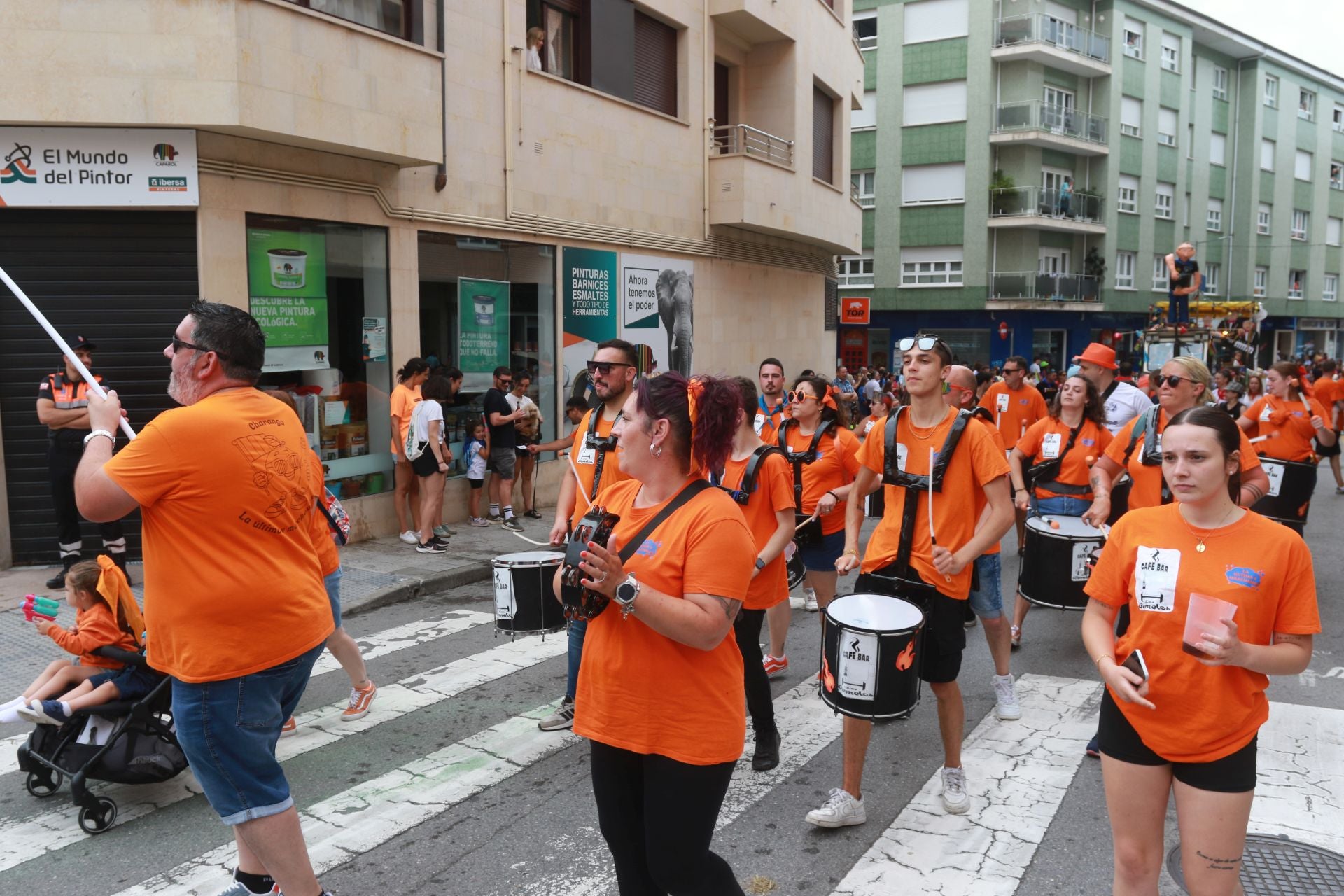Gran mojadura en una multitudinaria folixa en Grado