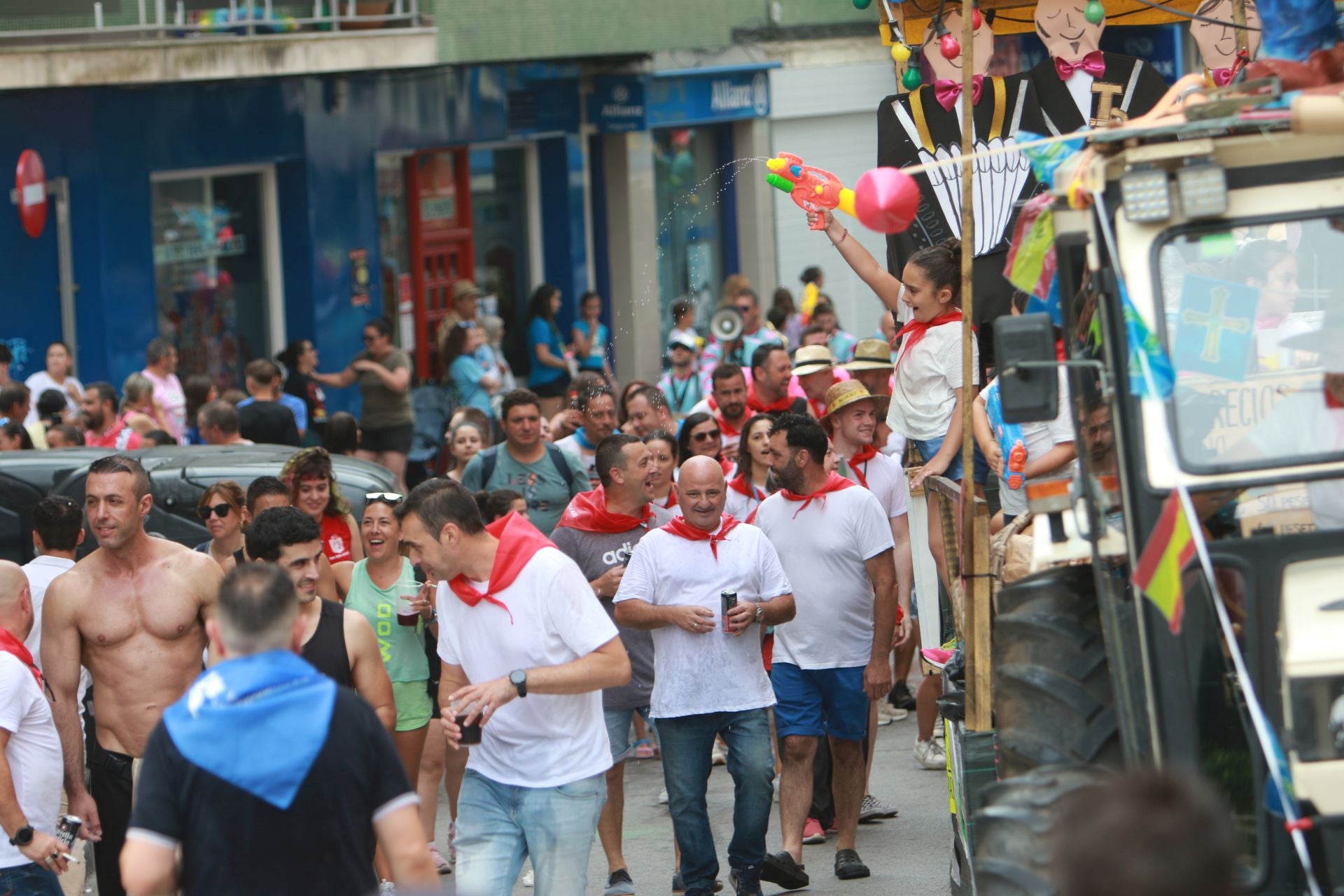 Gran mojadura en una multitudinaria folixa en Grado
