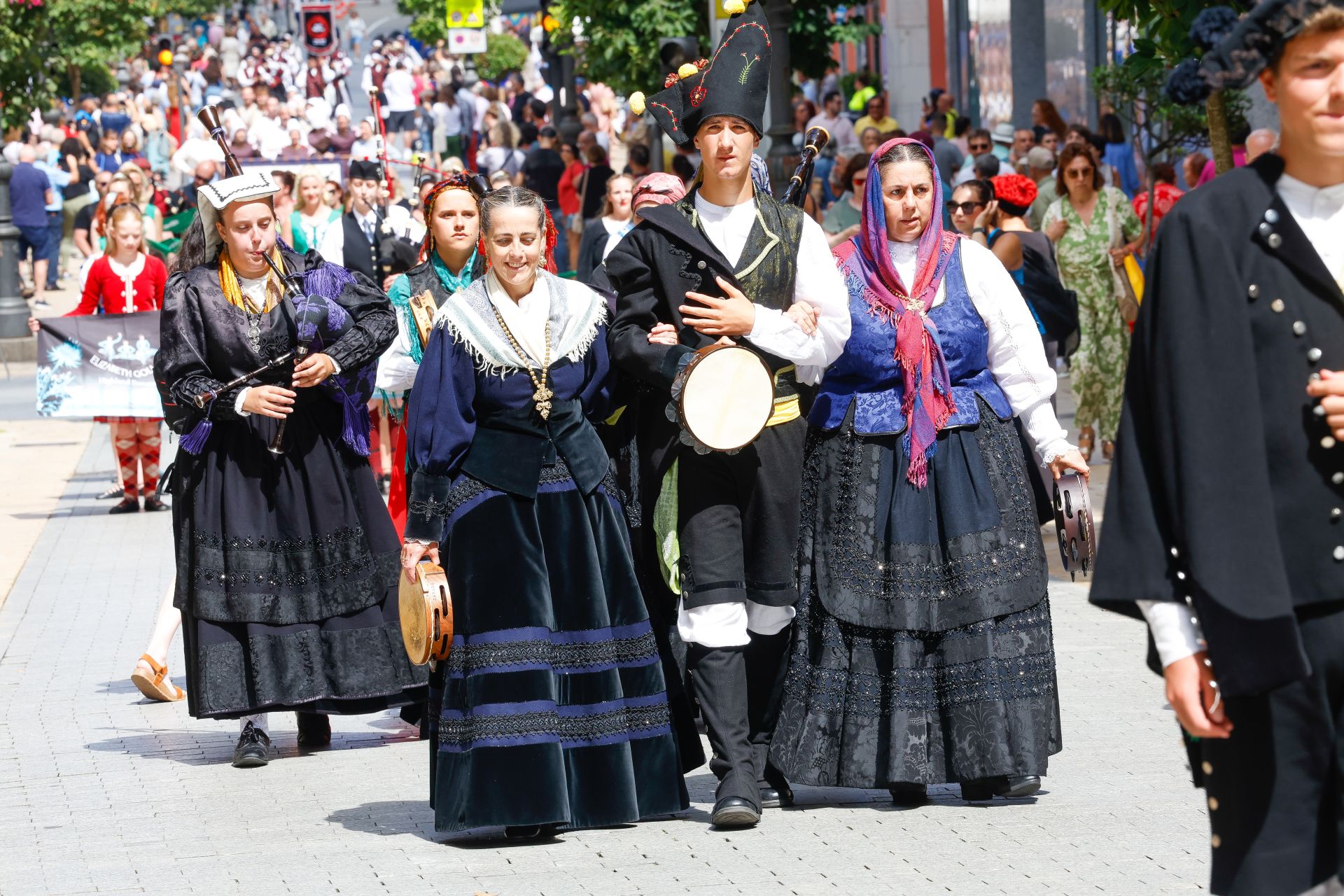 Música y color en el gran desfile celta de Avilés