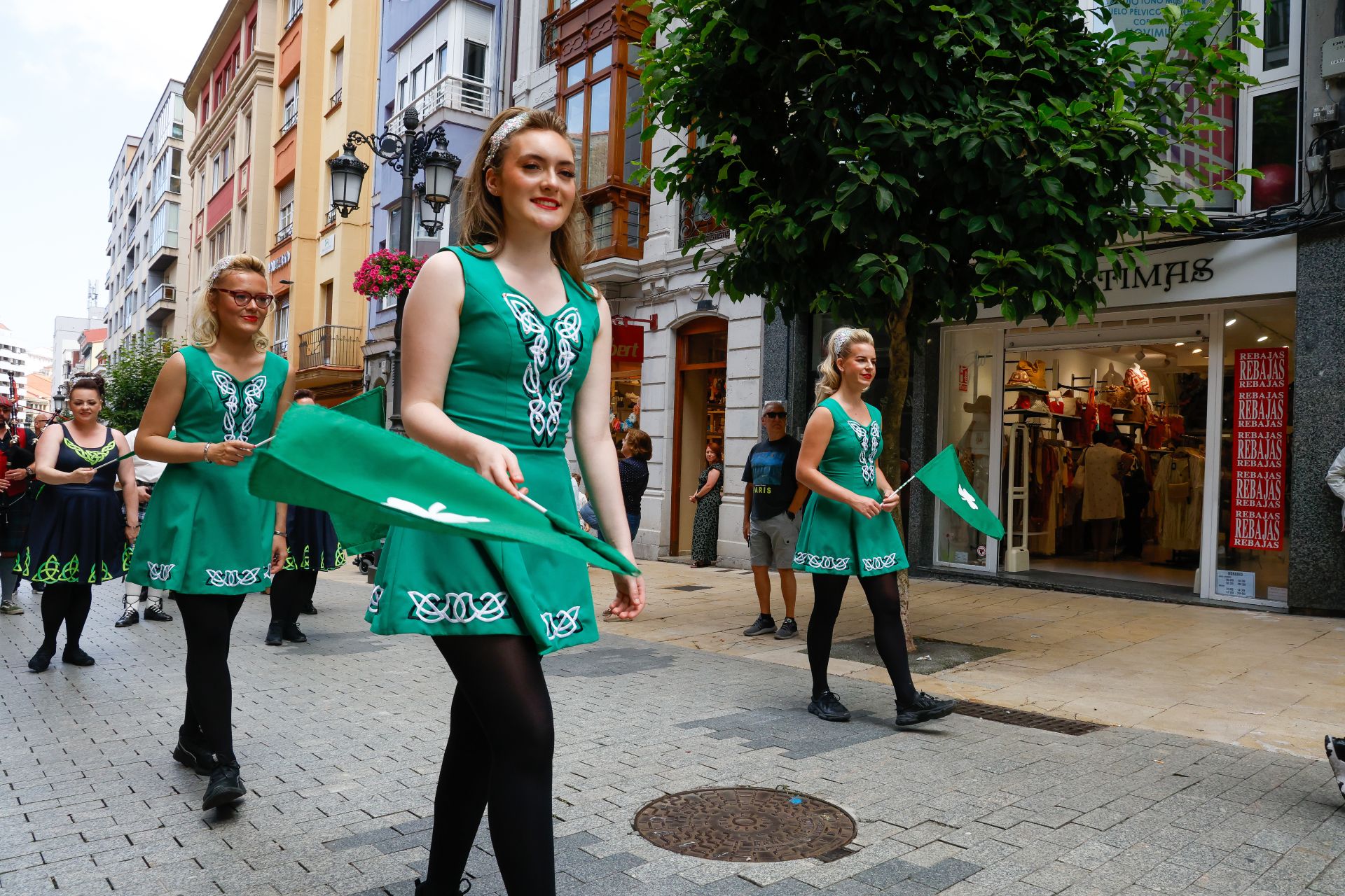 Música y color en el gran desfile celta de Avilés