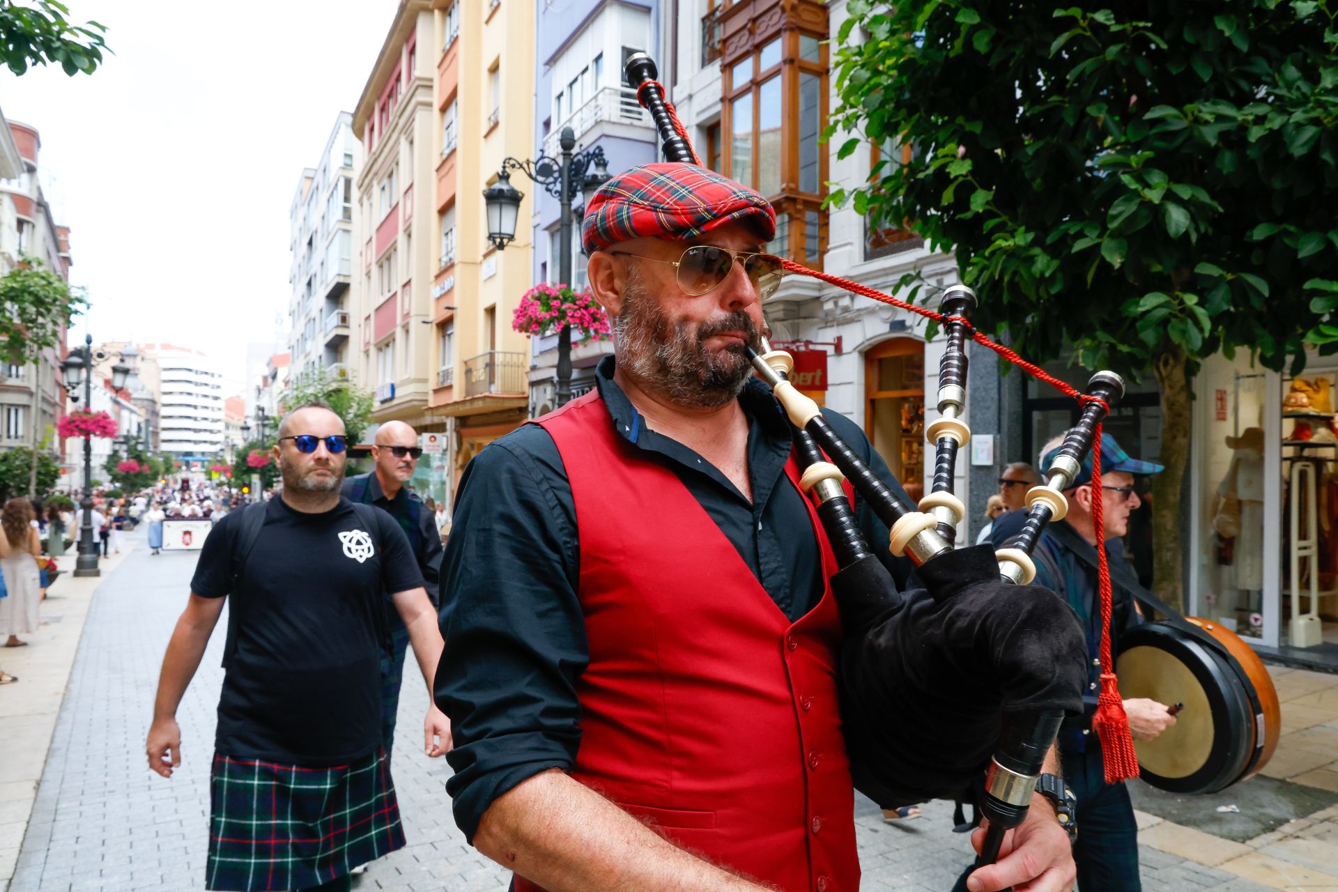 Música y color en el gran desfile celta de Avilés