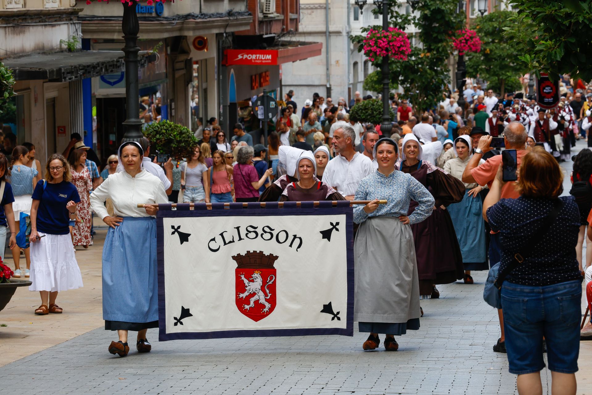Música y color en el gran desfile celta de Avilés