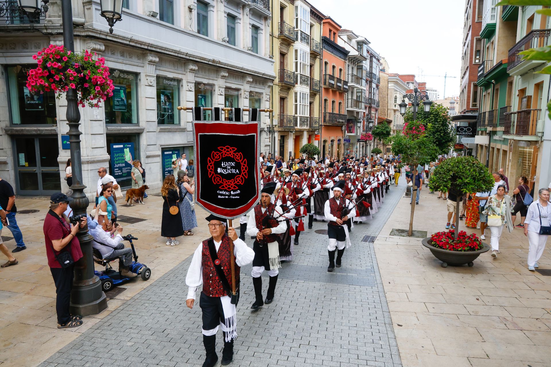 Música y color en el gran desfile celta de Avilés