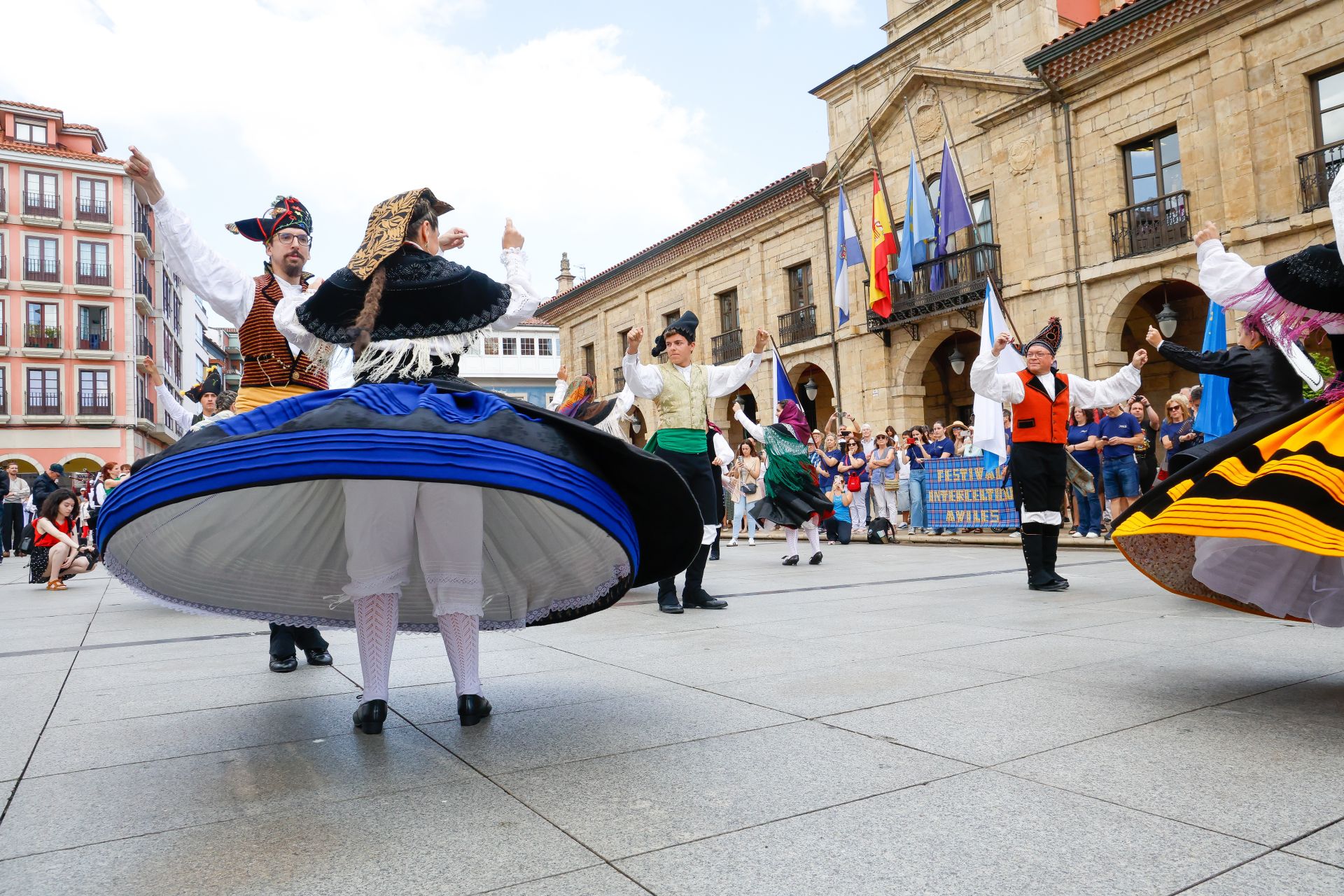Música y color en el gran desfile celta de Avilés