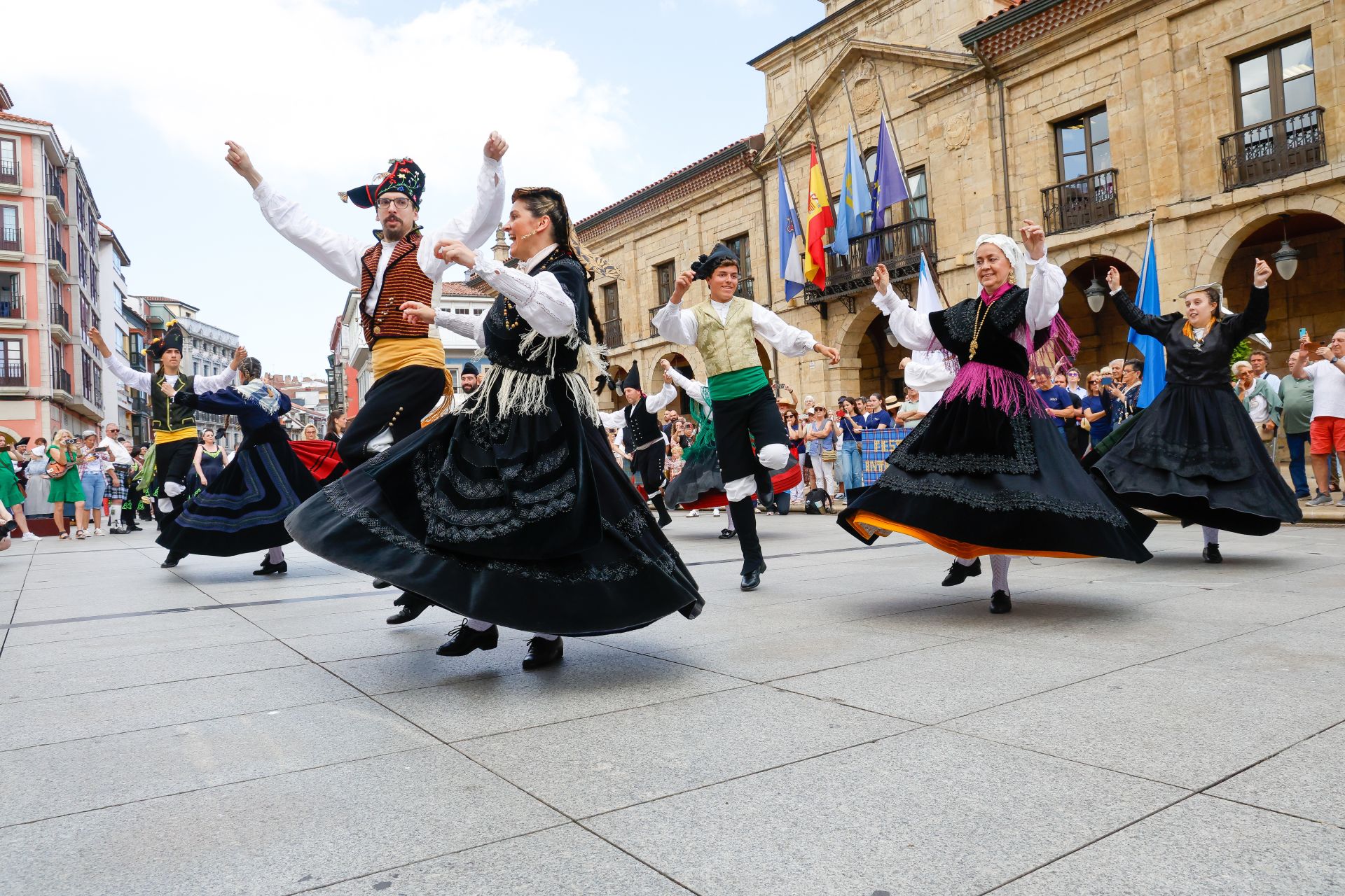 Música y color en el gran desfile celta de Avilés