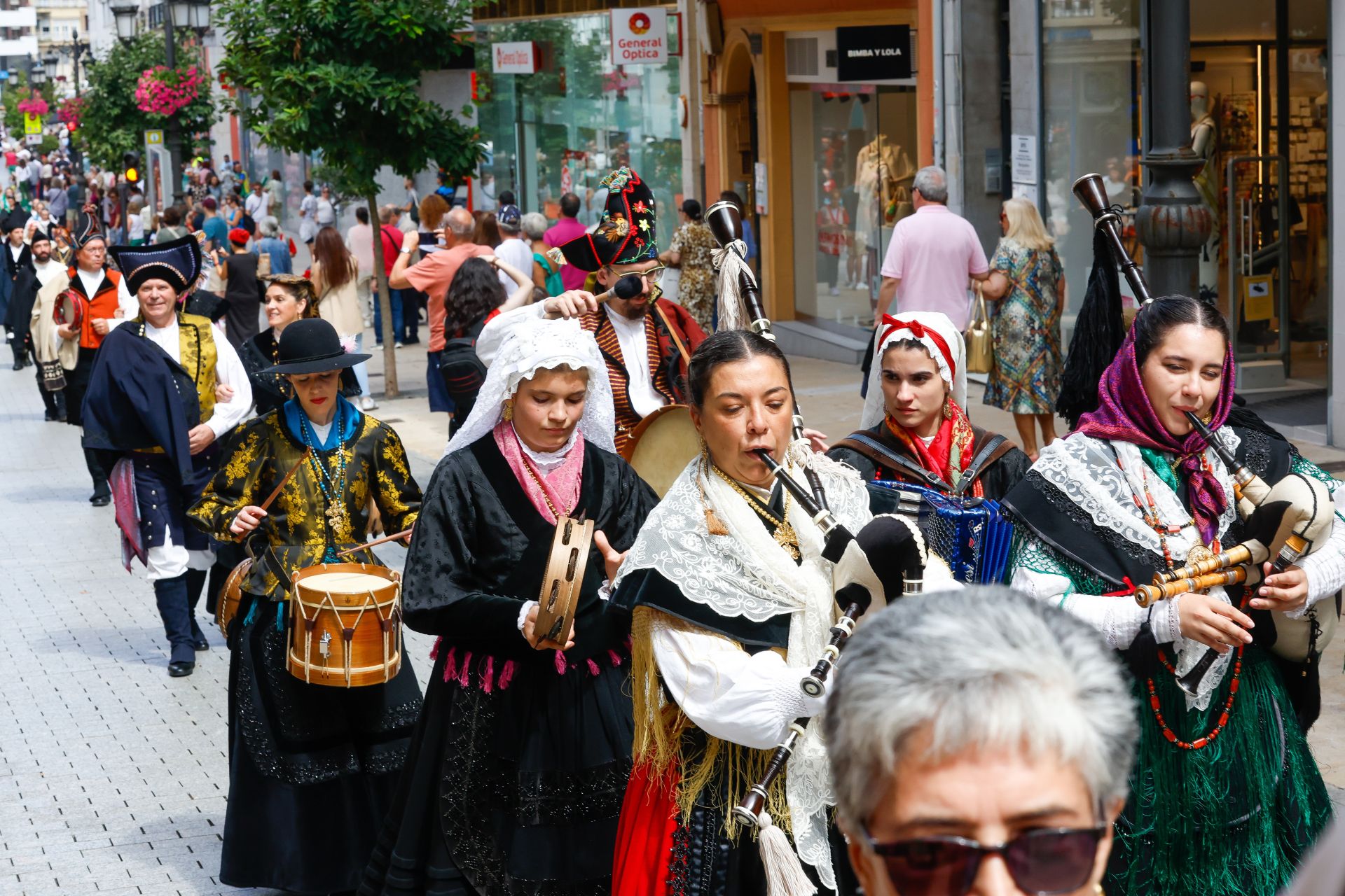 Música y color en el gran desfile celta de Avilés