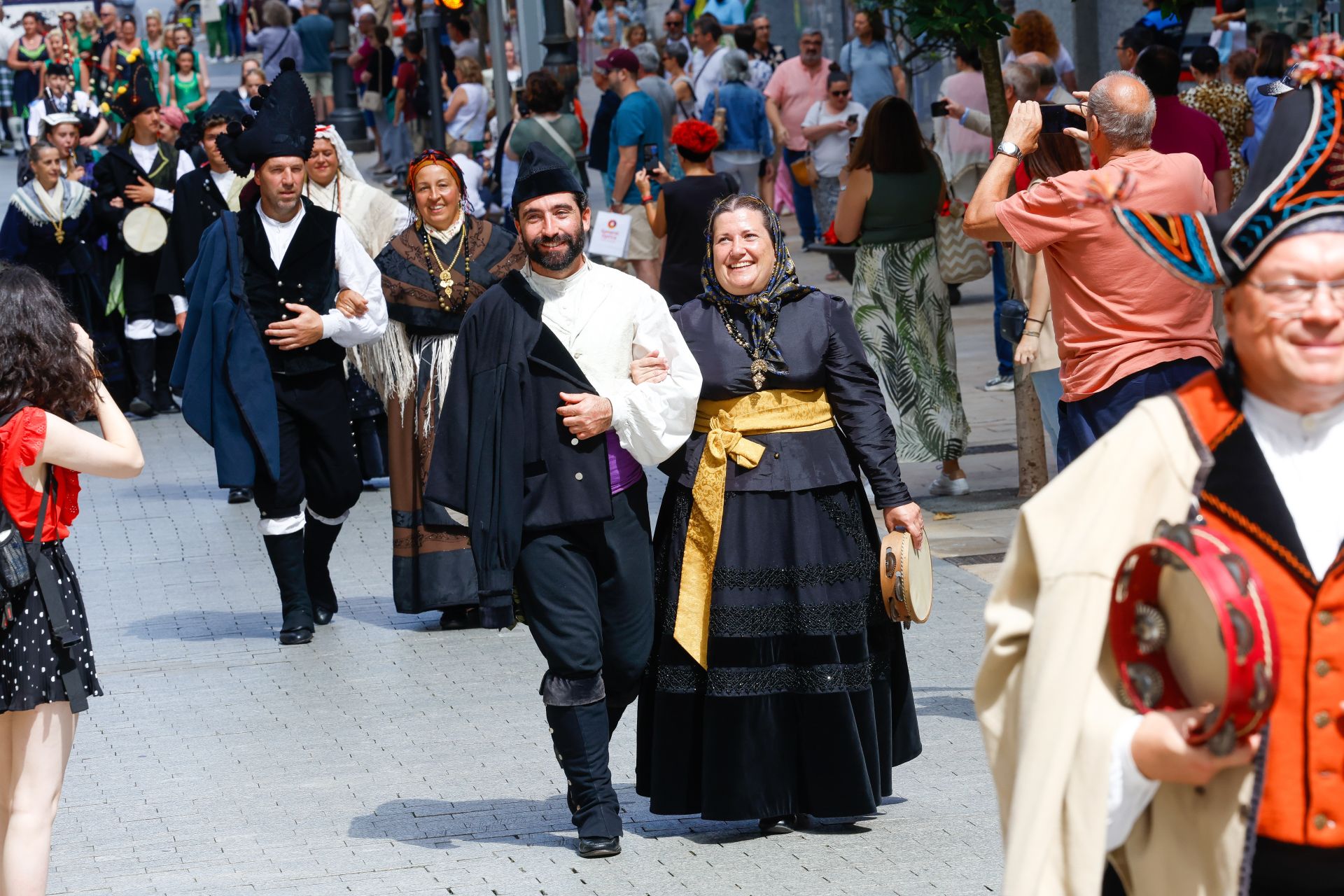 Música y color en el gran desfile celta de Avilés