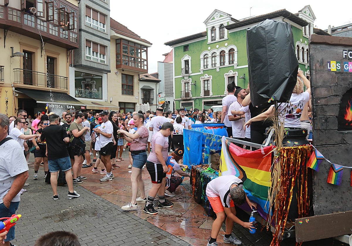 Baile y música en la plaza del General Ponte por el desfile de Santa Ana, en Grado