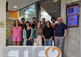 Por la izquierda: María del Mar Fernández, Andrés Berdasco, Covadonga Cima, Adrián Braña, Claudia Sanjurjo, Jorge Álvarez, Kika M. Pérez, Andrés G. Mangas y Chus García, del equipo de Espacio de Datos de CTIC.