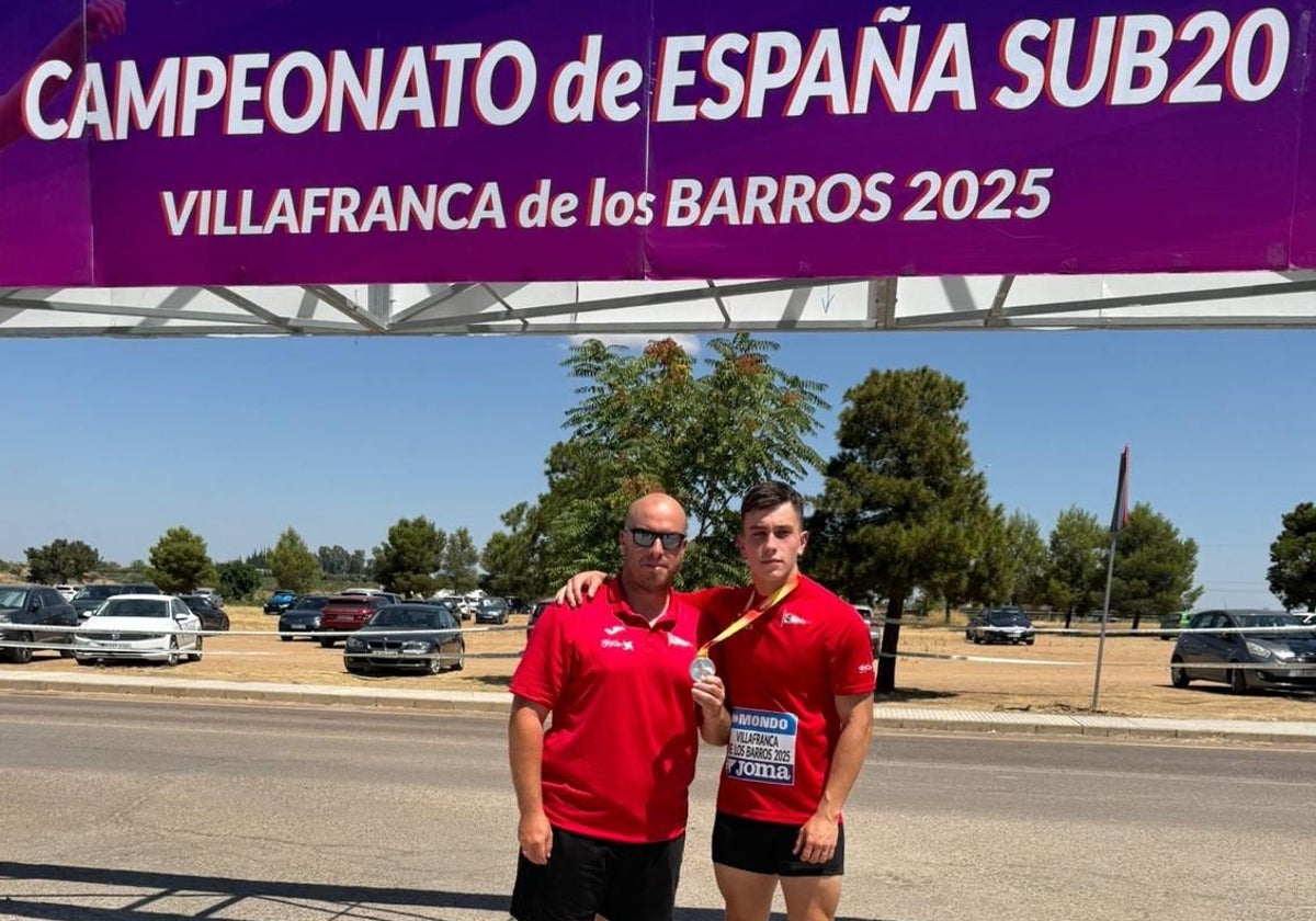 El técnico Manuel Ángel Toral y Pablo Jeremías, con la medalla.