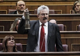 Trevín mostrando una lámpara minera en 2012 «para que ilumine» al ministro José Manuel Soria, en pleno conflicto minero.