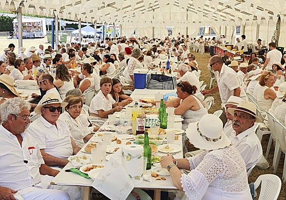 La carpa del almuerzo se llenó del blanco indiano.