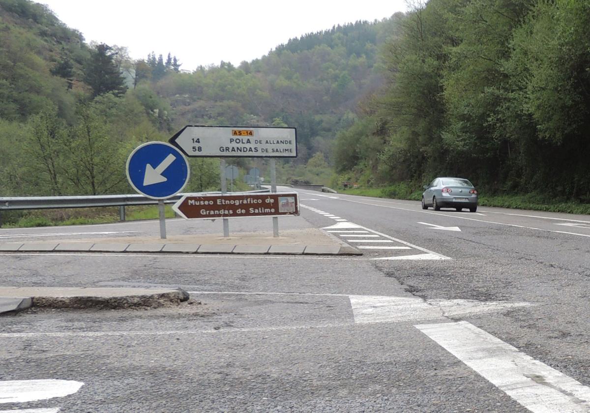 Acceso a Pola de Allande por la carretera AS-14 desde Puente del Infierno.