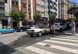 El coche descapotable incendiado durante la intervención de los bomberos en Manuel Llaneza.