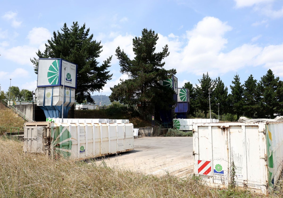 Planta de recogida de residuos sólidos de Cogersa en el polígono industrial del Espíritu Santo.