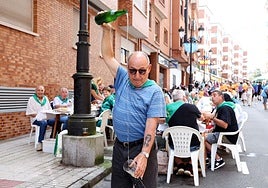 Multitudinaria comida en la calle de San Melchor en Oviedo