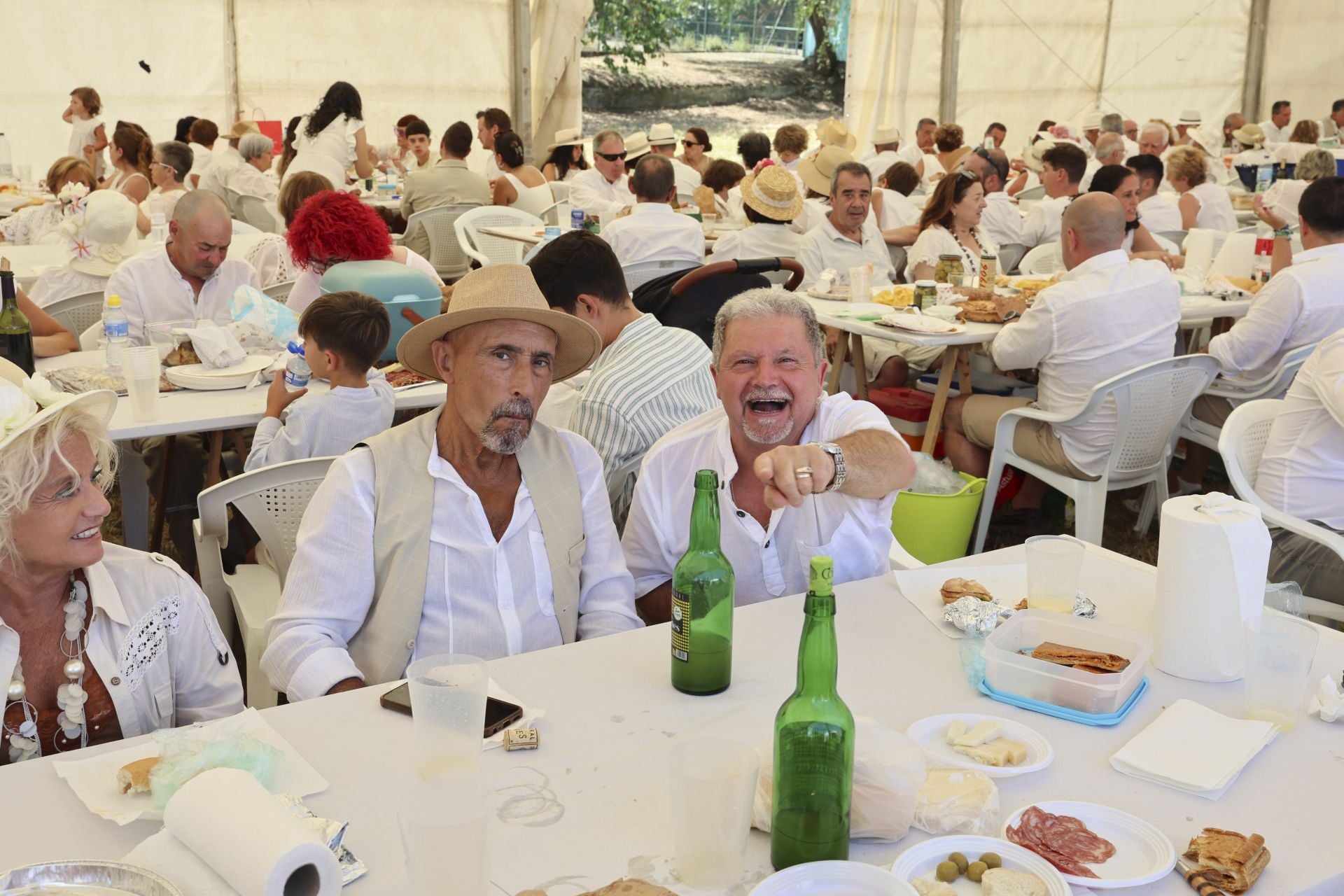 Trasona se tiñe de blanco: las fotos de la comida de indianos