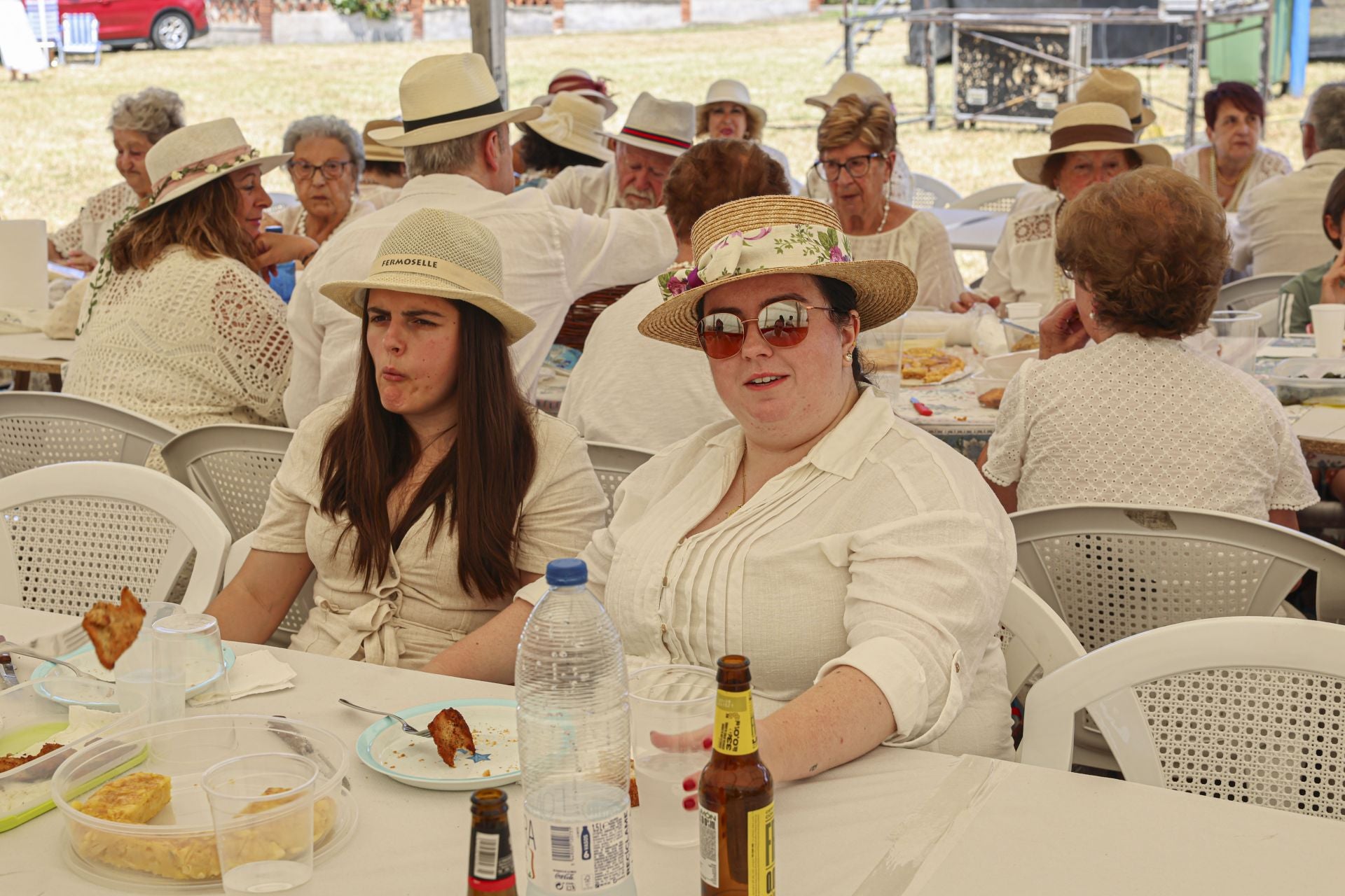 Trasona se tiñe de blanco: las fotos de la comida de indianos