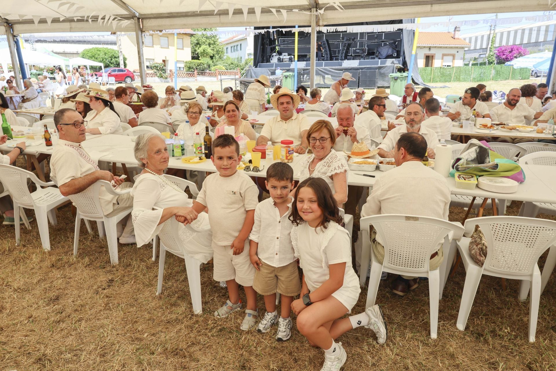 Trasona se tiñe de blanco: las fotos de la comida de indianos