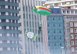 Paracaidistas toman tierra con la bandera de Gijón.