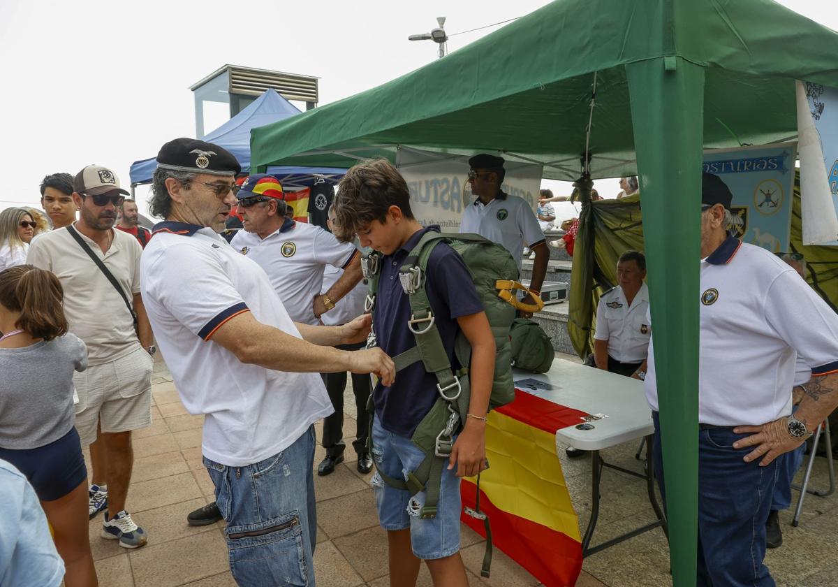 Un niño prueba el equipo necesario para hacer paracaidismo en la carpa que instaló Agrupac-Astur en el Náutico.