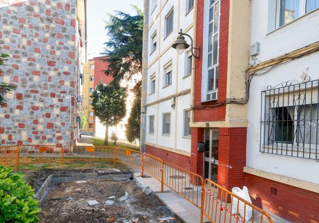 La urbanización ante los portales para los ascensores.