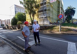 Víctor Velasco, encargado de la obra, y José Manuel Paraíso, jefe de obra, conversan ante dos de los edificios de las calles Regenta y San Martín.