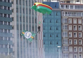 Paracaidista de la Guardia Civil en su debut en San Lorenzo.
