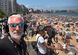 Pablo González, en el punto de control instalado el domingo en el Muro de San Lorenzo.
