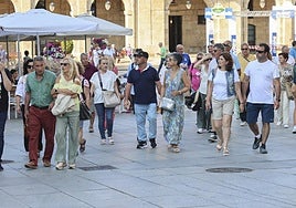 Turistas paseando por el casco histórico de la ciudad, una imagen que desde hace años es muy habitual.
