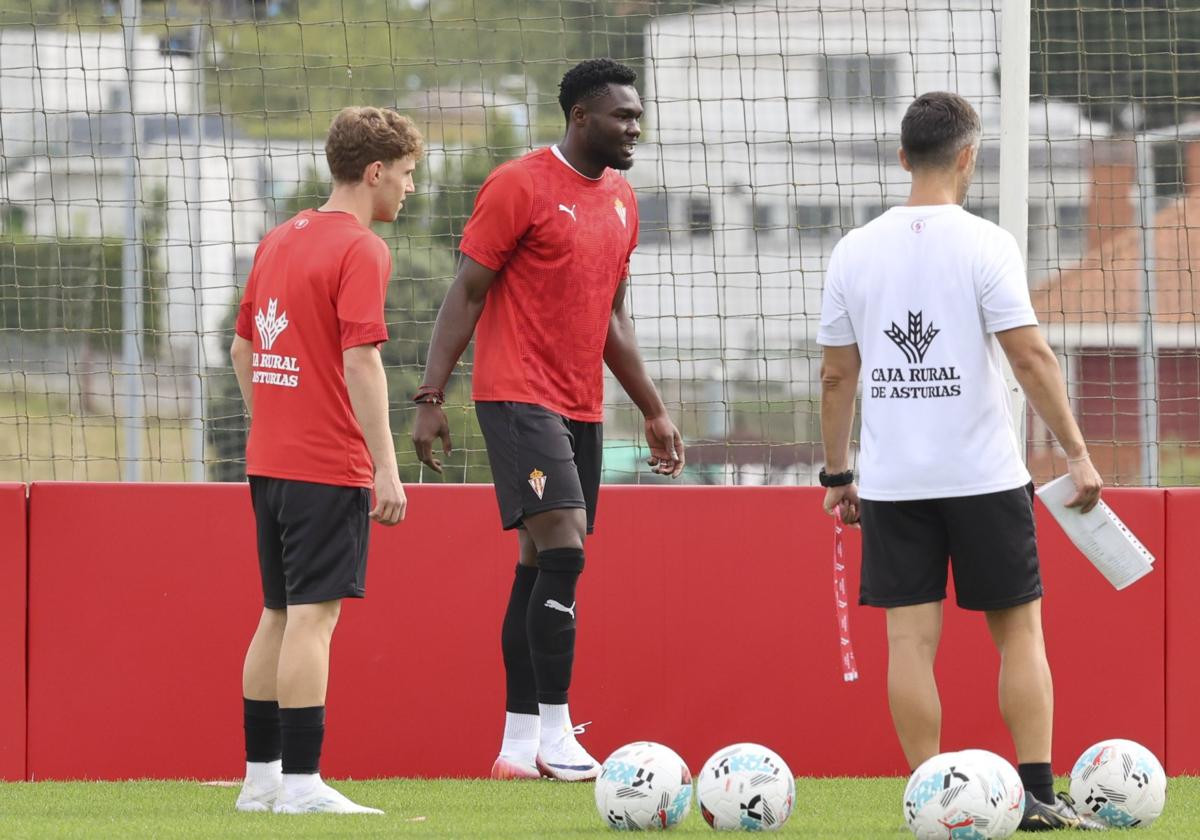 Álex Oyón y Yann Kembo, ayer, en Mareo.