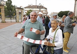 Aficionados con las primeras entradas de abono canjeadas en el coso gijonés.