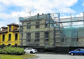 Los trabajos en el desmontaje de la cubierta de uno de los edificios para proceder a la demolición.