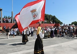 Desfile folclórico del Día de Asturias en Gijón.