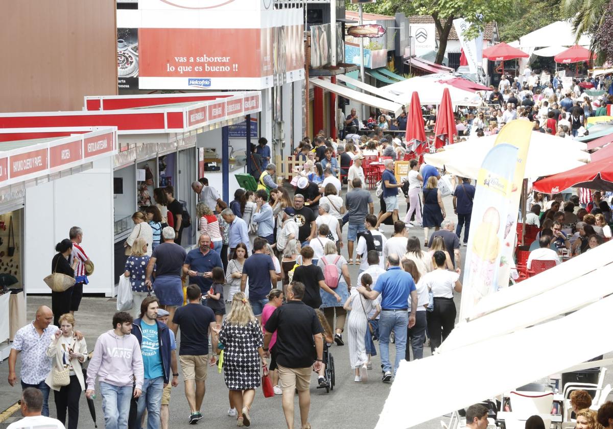 Público en la Feria Internacional de Muestras de Asturias.