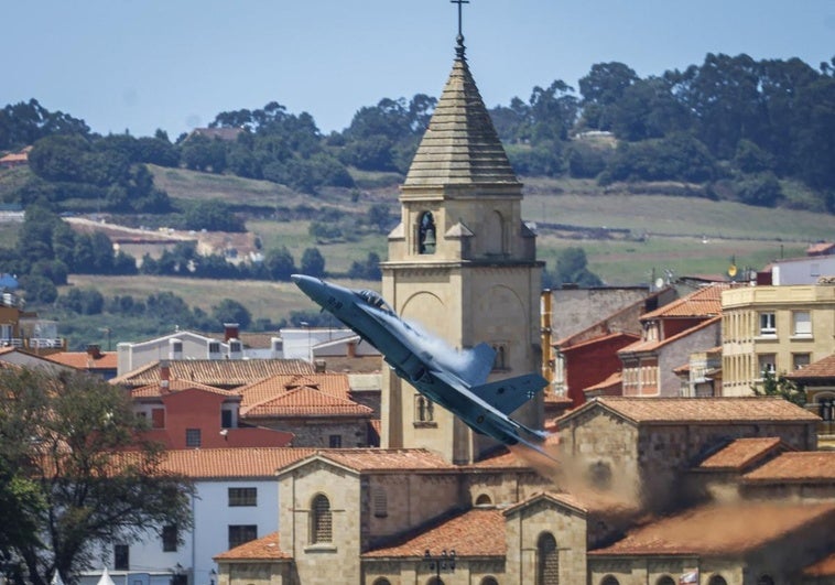 La espectacular maniobra en vuelo del F-18 para esquivar unas gaviotas en Gijón