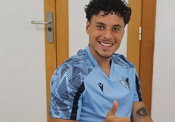 Nando Almodóvar, con la camiseta de entrenamiento del Cádiz.