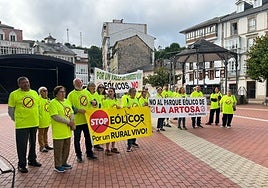 Vecinos del Valle de Paredes protestan en el Ayuntamiento de Valdés contra La Artosa.