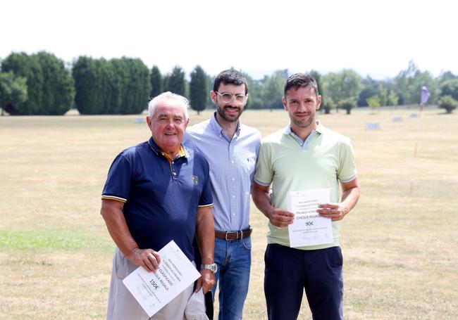 Heriberto González y Diego Rubio, con José Benito Iglesias, de ABANCA, tras la entrega de trofeos.