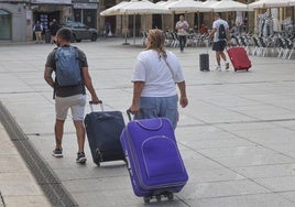Turistas con sus maletas, ayer en la Plaza de España.