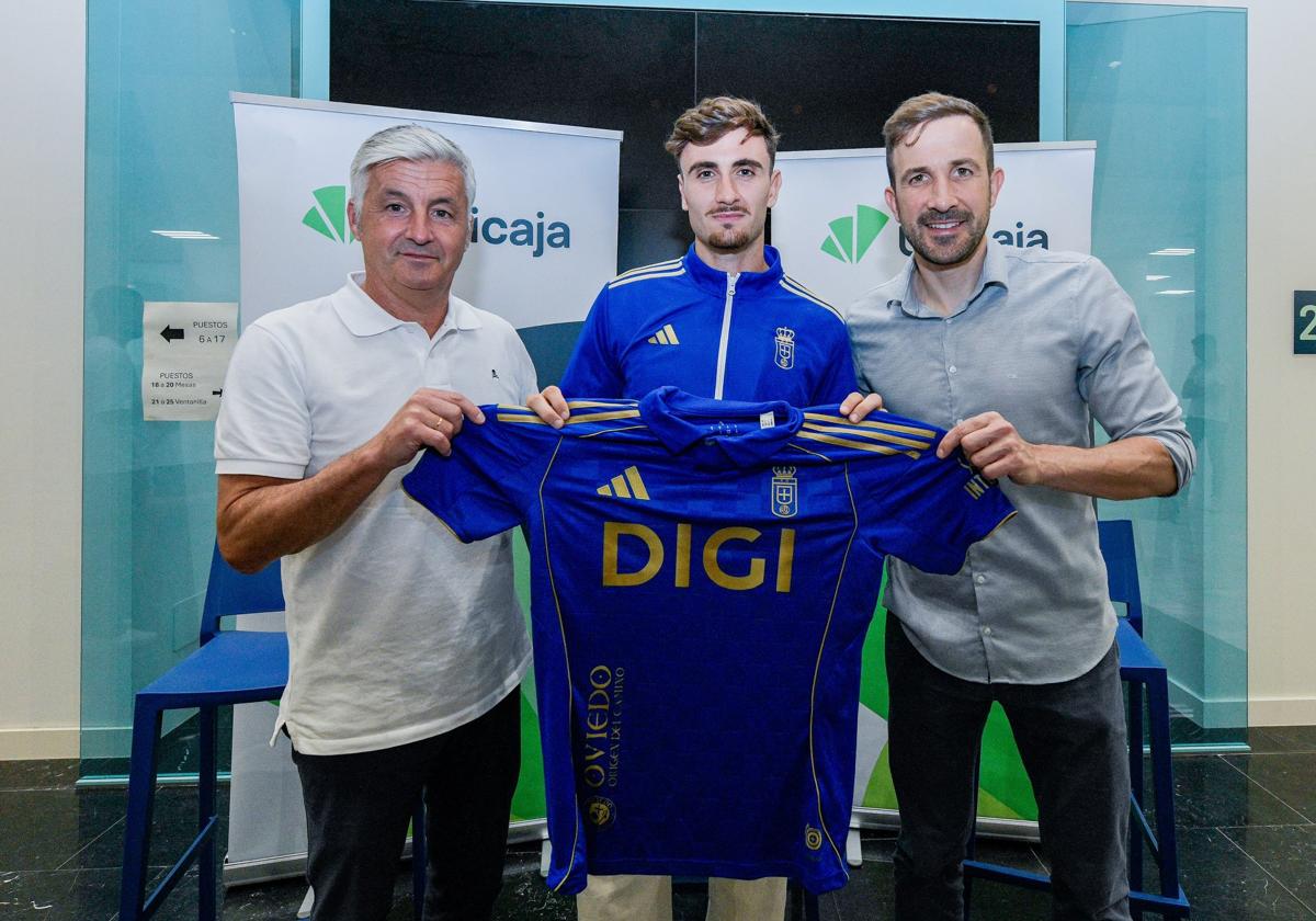 Presentación oficial del nuevo jugador del Real Oviedo, Álex Forés.